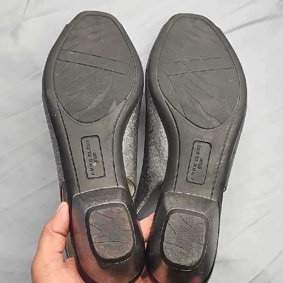 Anne Klein Metallic Slingback Heels with Floral Accent Size 10M - Picture 6 of 9